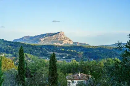 Montagne sainte victoire 3 AdobeStock 302890647