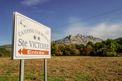 Services 2 Panneau Camping Sainte Victoire